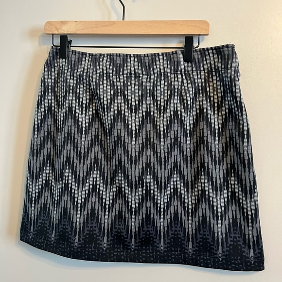 Athleta Thermal Fleece Line Chevron Aztec Pattern Black Gray Skirt Elastic Waist - Picture 2 of 5